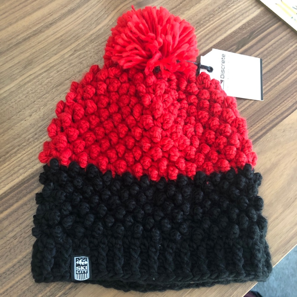 Discrete Clothing Pom Beanie